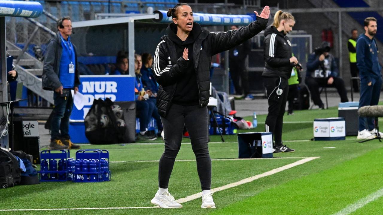 Brancao Liese gestikuliert am Spielfeldrand und gibt ihrem Team Spielanweisungen