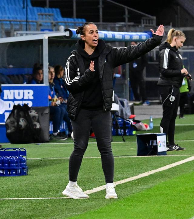 Brancao Liese gestikuliert am Spielfeldrand und gibt ihrem Team Spielanweisungen