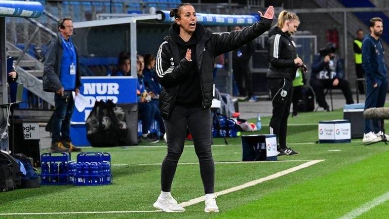 Brancao Liese gestikuliert am Spielfeldrand und gibt ihrem Team Spielanweisungen