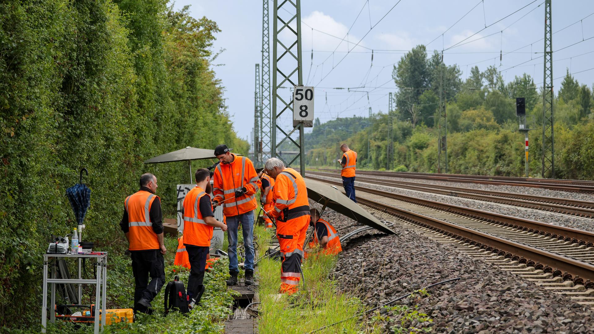 Brandanschlag auf wichtige Bahnstrecke