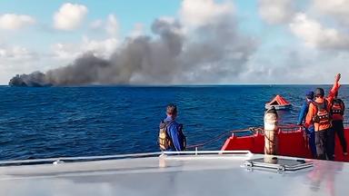 Die Fähre „Putri Yasmin“ steht in Brand in den Gewässern vor Bali (Indonesien)