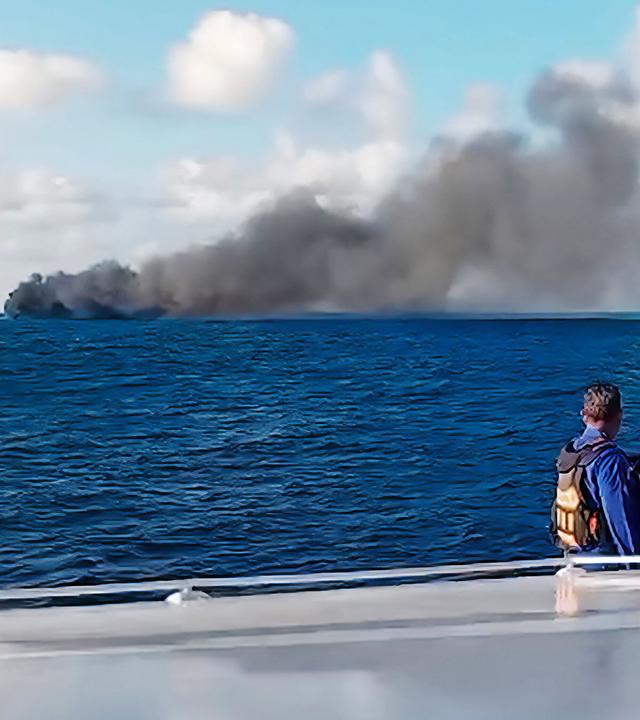 Die Fähre „Putri Yasmin“ steht in Brand in den Gewässern vor Bali (Indonesien)