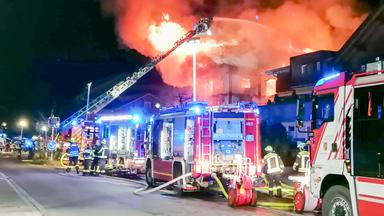 Einsatzkräfte der Feuerwehr löschen einen Brand im Mitarbeiterhaus eines Hotels im Allgäu.