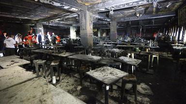 Thailand: Bangkok: Verbranntes Inventar in einem Pub in Bangkok. Mehrere Menschen starben bei dem Brand. 