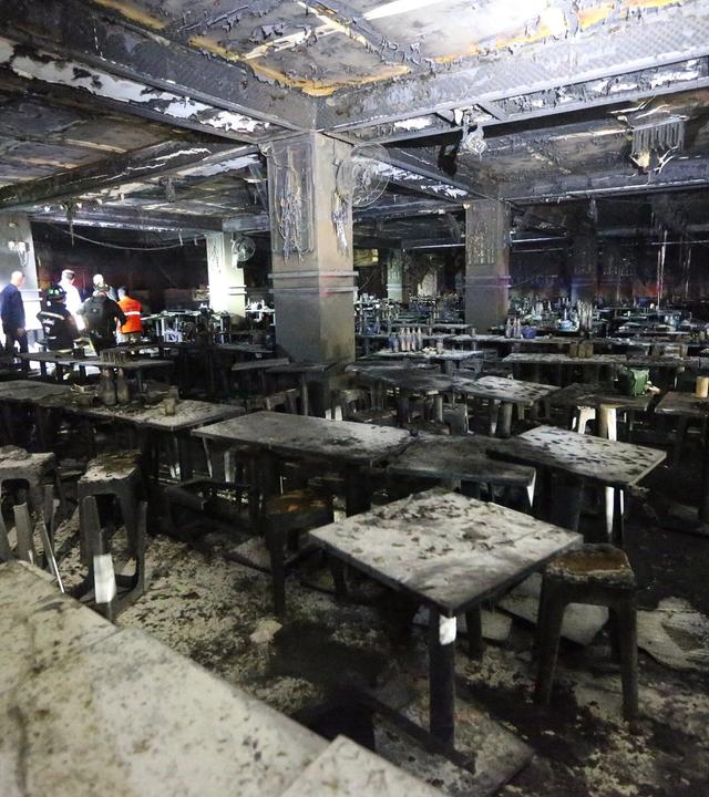 Thailand: Bangkok: Verbranntes Inventar in einem Pub in Bangkok. Mehrere Menschen starben bei dem Brand. 