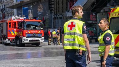 Einsatzkräfte sind vor dem OXY-Gebäude am Place De Brouckere im Einsatz.