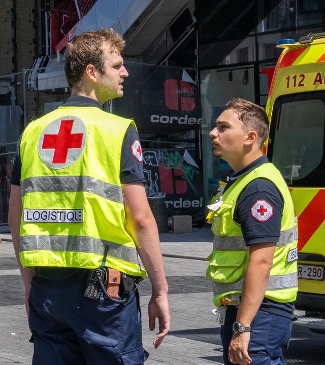 Einsatzkräfte sind vor dem OXY-Gebäude am Place De Brouckere im Einsatz.