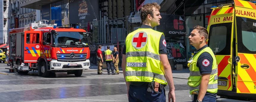 Einsatzkräfte sind vor dem OXY-Gebäude am Place De Brouckere im Einsatz.