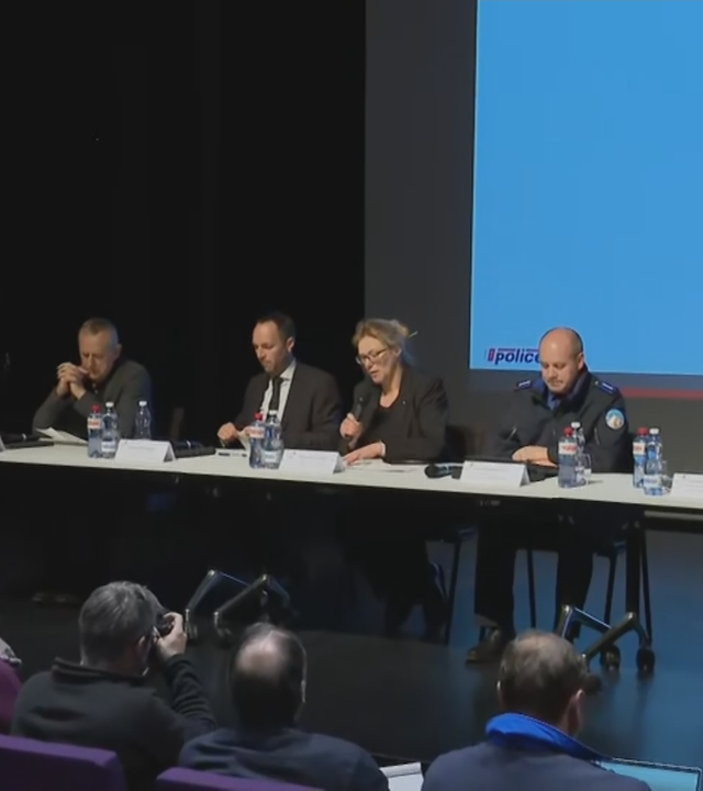 Verschiedene Vertreter*innen bei der Pressekonferenz in Crans-Montana.