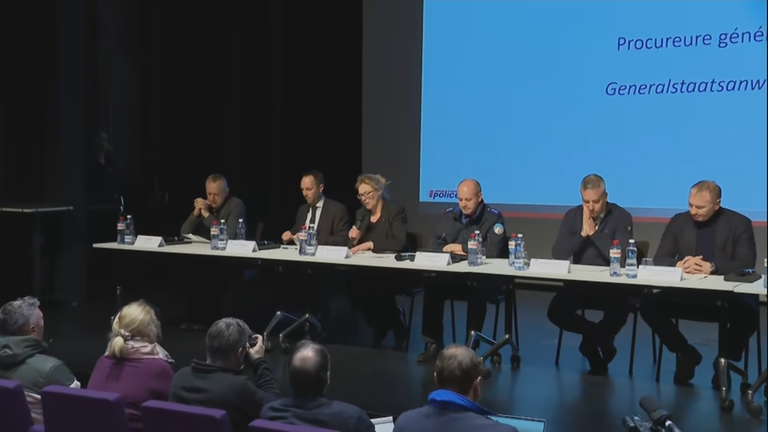 Verschiedene Vertreter*innen bei der Pressekonferenz in Crans-Montana.