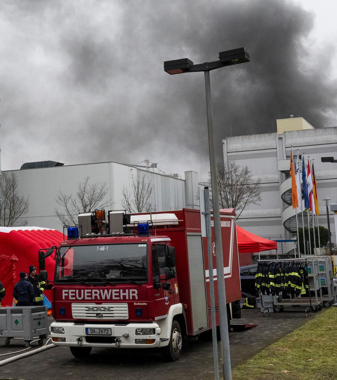 Feuerwehrleute bekämpfen einen Brand auf dem Gelände des GSI Helmholtzzentrums für Schwerionenforschung in Darmstadt.