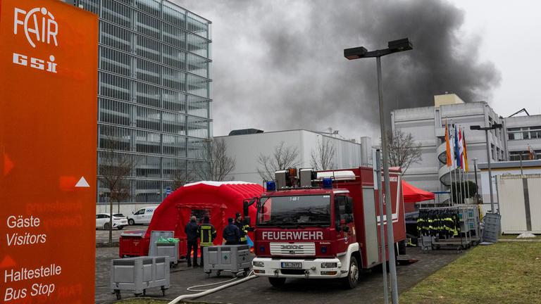 Feuerwehrleute bekämpfen einen Brand auf dem Gelände des GSI Helmholtzzentrums für Schwerionenforschung in Darmstadt.