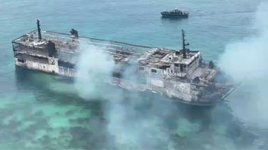  Auf diesem Bild, das einem von der philippinischen Küstenwache zur Verfügung gestellten Video entnommen ist, sind die Überreste der Fähre MV June Aster zu sehen, die am Donnerstag, dem 10. September 2026, vor der Küste der Provinz Palawan im Westen der Philippinen in Brand geraten war.