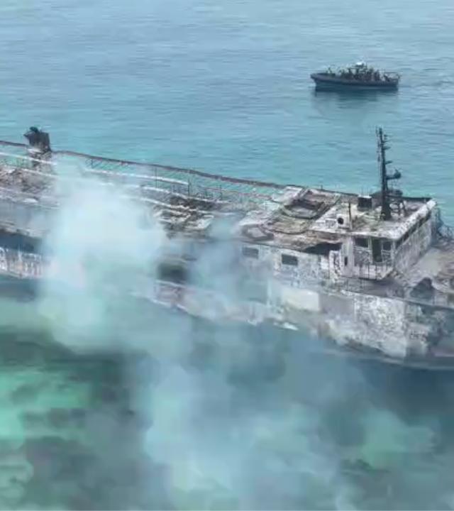  Auf diesem Bild, das einem von der philippinischen Küstenwache zur Verfügung gestellten Video entnommen ist, sind die Überreste der Fähre MV June Aster zu sehen, die am Donnerstag, dem 10. September 2026, vor der Küste der Provinz Palawan im Westen der Philippinen in Brand geraten war.