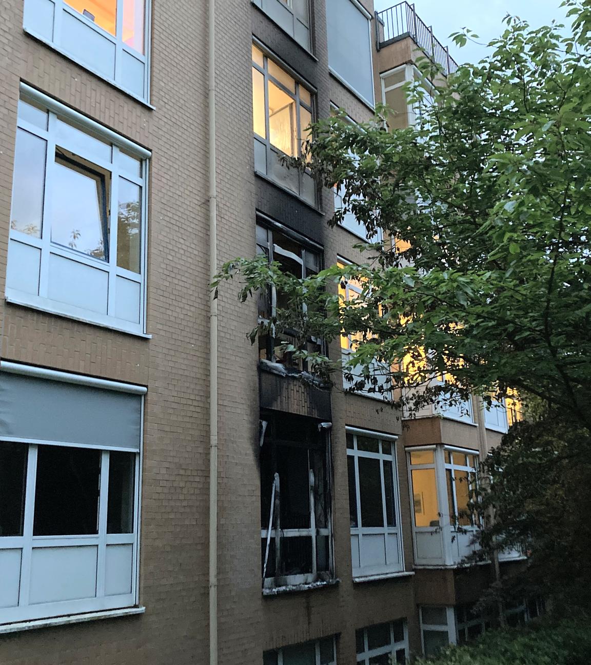 01.06.2025, Hamburg: Rauchspuren an der Fassade zeugen von dem Feuer in einem ausgebrannten Raum im Erdgeschoß im Marienkrankenhaus im Hamburger Stadtteil Hohenfelde.