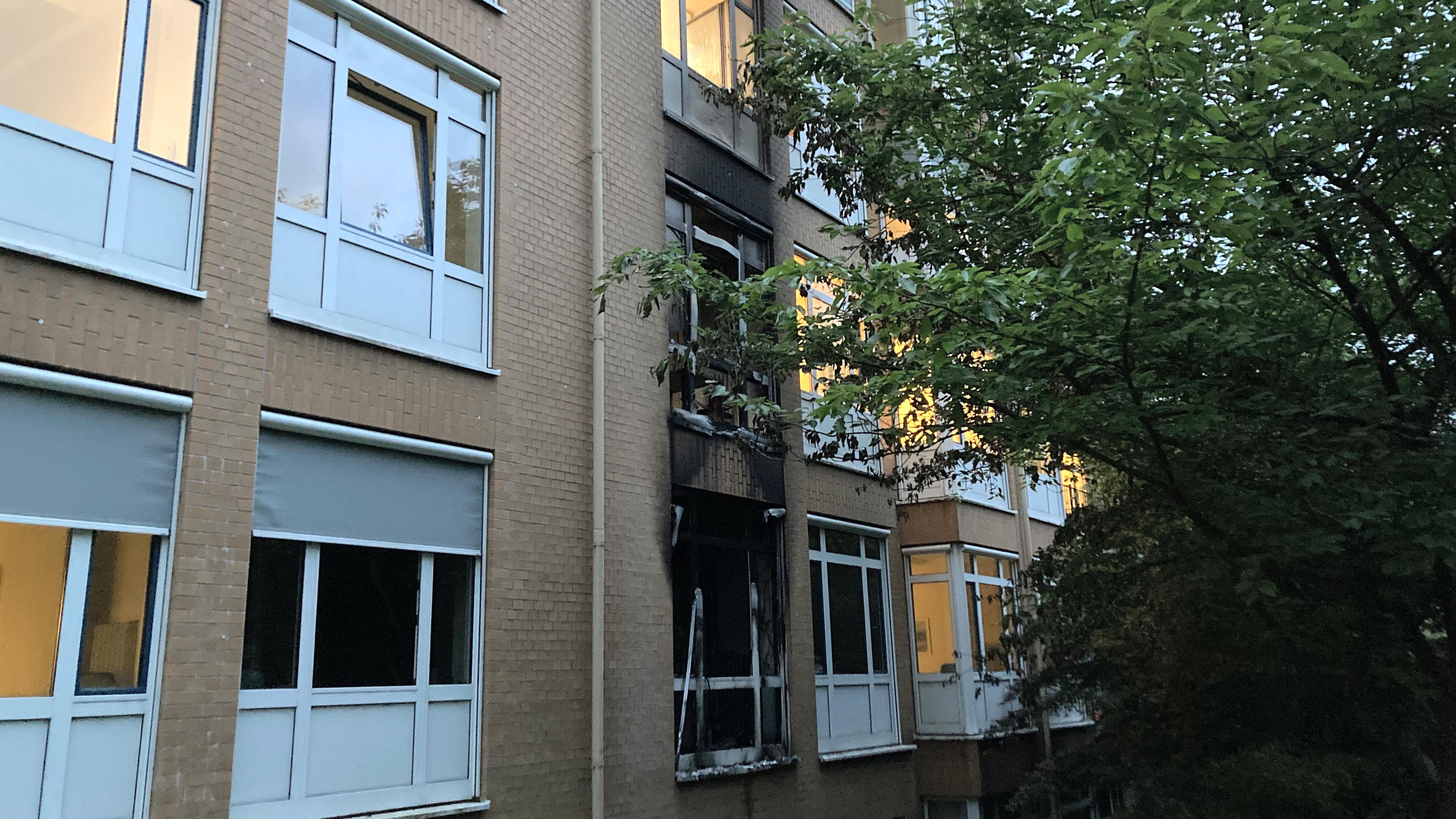 01.06.2025, Hamburg: Rauchspuren an der Fassade zeugen von dem Feuer in einem ausgebrannten Raum im Erdgeschoß im Marienkrankenhaus im Hamburger Stadtteil Hohenfelde.
