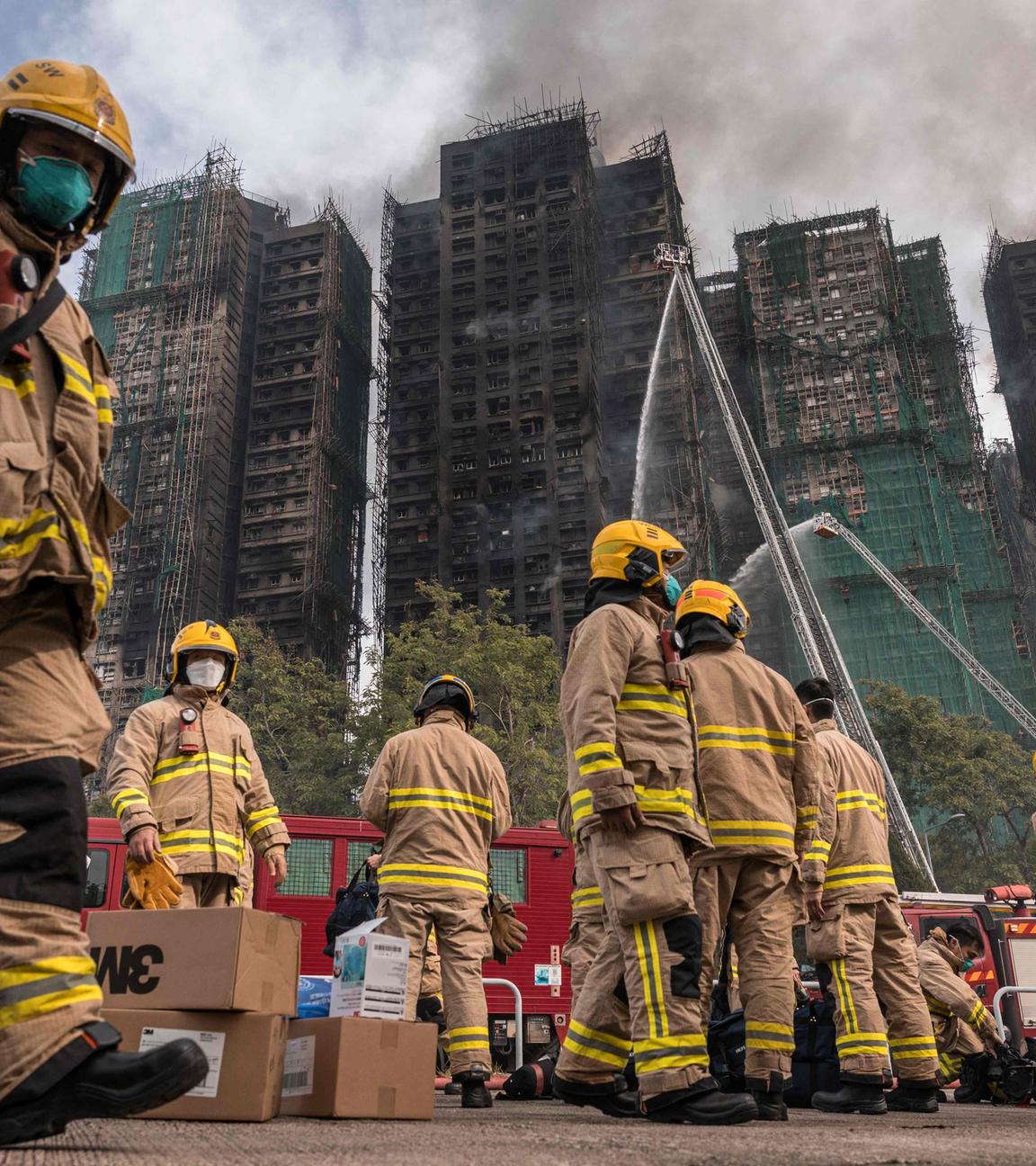 Feuerwehrleute machen sich bereit, nachdem am 27. November 2025 ein Großbrand mehrere Wohnblocks in der Wohnsiedlung Wang Fuk Court im Bezirk Tai Po in Hongkong zerstört hat