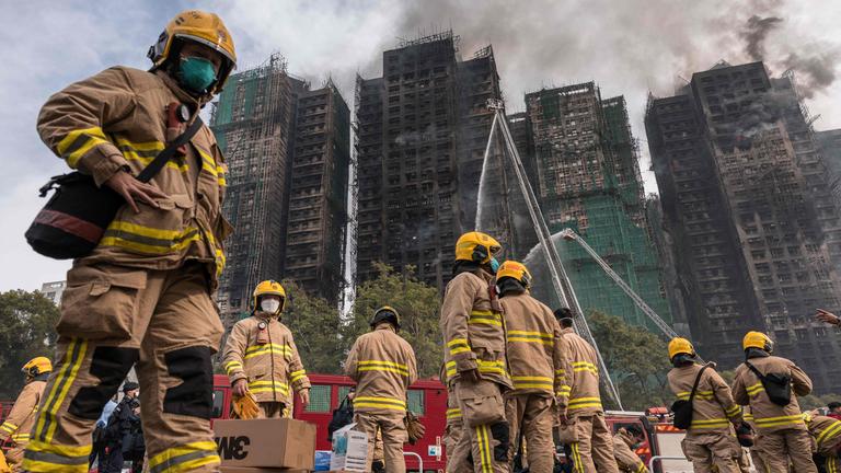 Feuerwehrleute machen sich bereit, nachdem am 27. November 2025 ein Großbrand mehrere Wohnblocks in der Wohnsiedlung Wang Fuk Court im Bezirk Tai Po in Hongkong zerstört hat