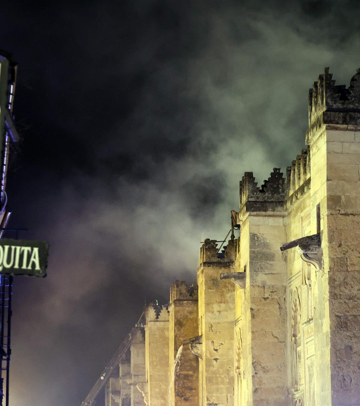 Am 8. August 2025 steigt Rauch auf, nachdem in der historischen Moschee, die zur Kathedrale umgebaut wurde, in der südspanischen Stadt Córdoba ein Feuer ausgebrochen ist.
