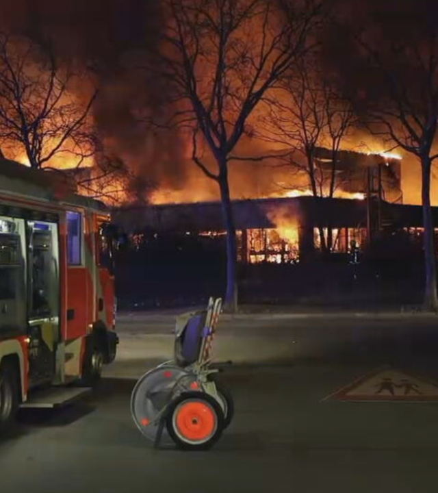 Großbrand in Berlin: Leerstehende Kita brennt