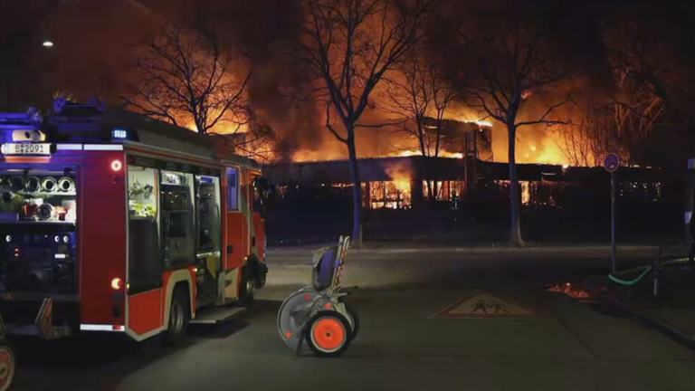Großbrand in Berlin: Leerstehende Kita brennt