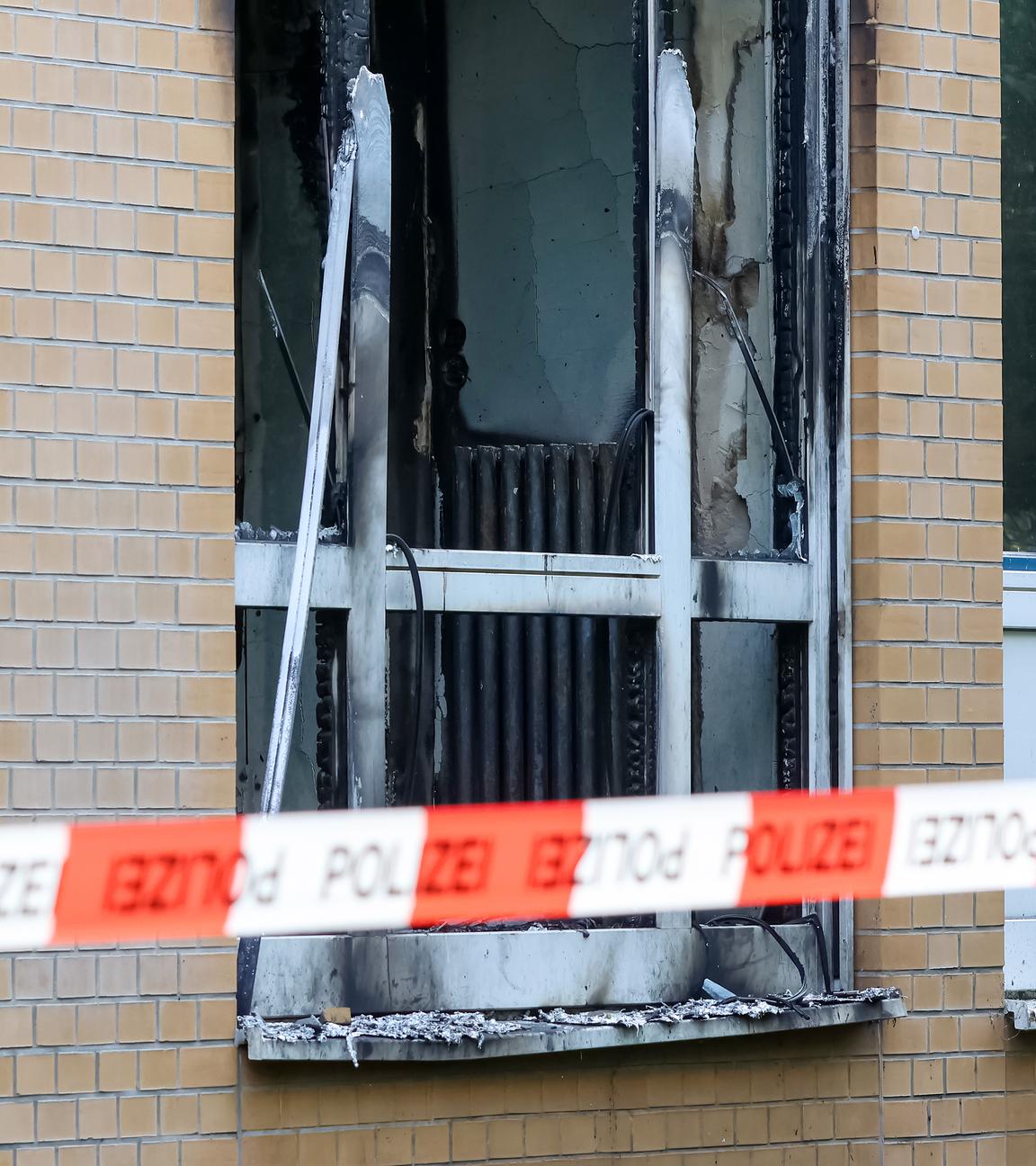 Ein Absperrband der Polizei sperrt eine Brandstelle auf dem Gelände des Marienkrankenhauses ab. 
