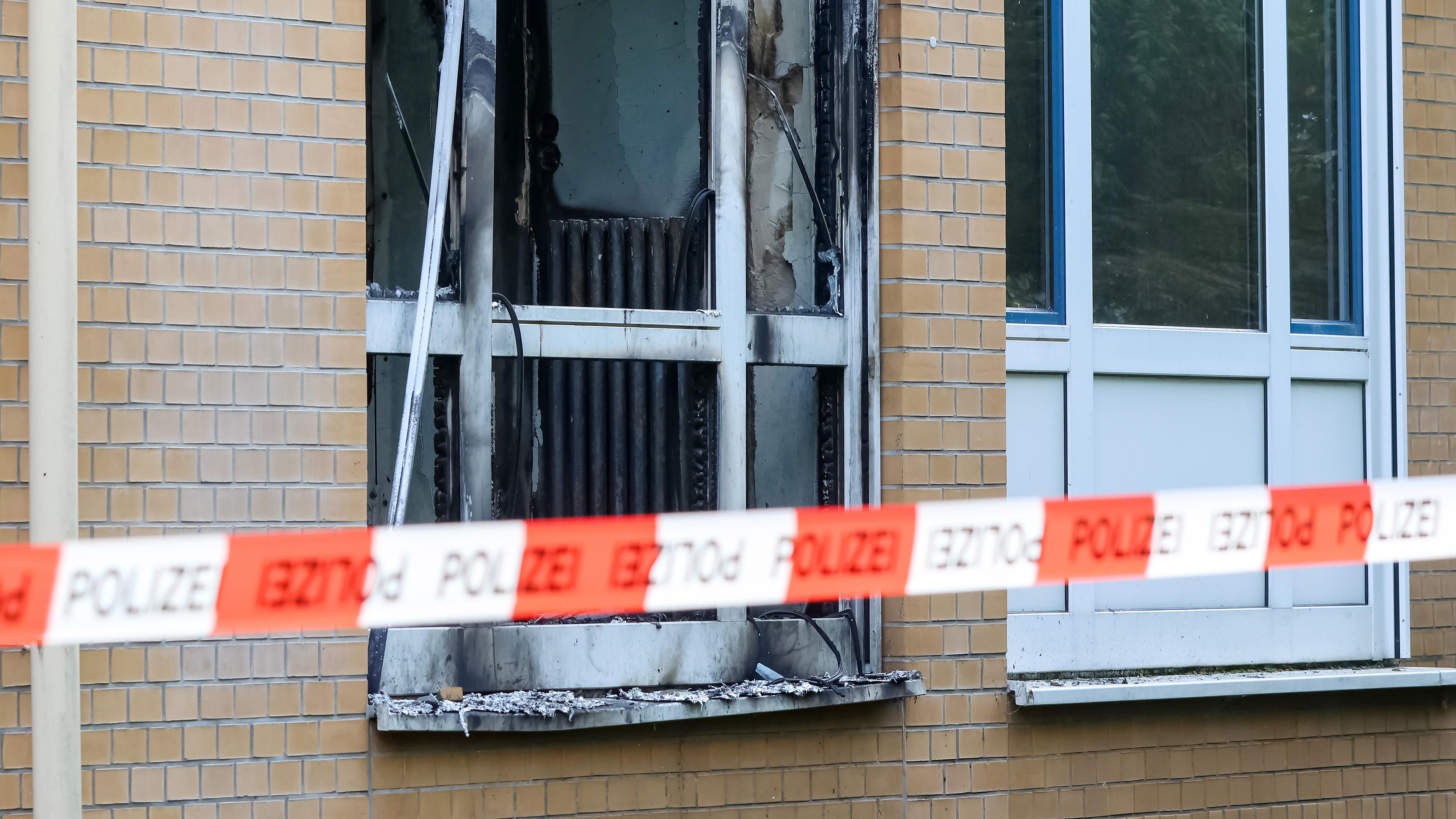 Ein Absperrband der Polizei sperrt eine Brandstelle auf dem Gelände des Marienkrankenhauses ab. 