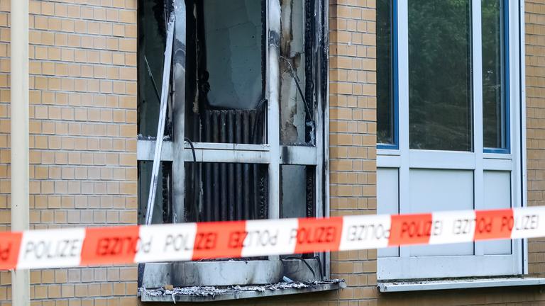 Ein Absperrband der Polizei sperrt eine Brandstelle auf dem Gelände des Marienkrankenhauses ab. 