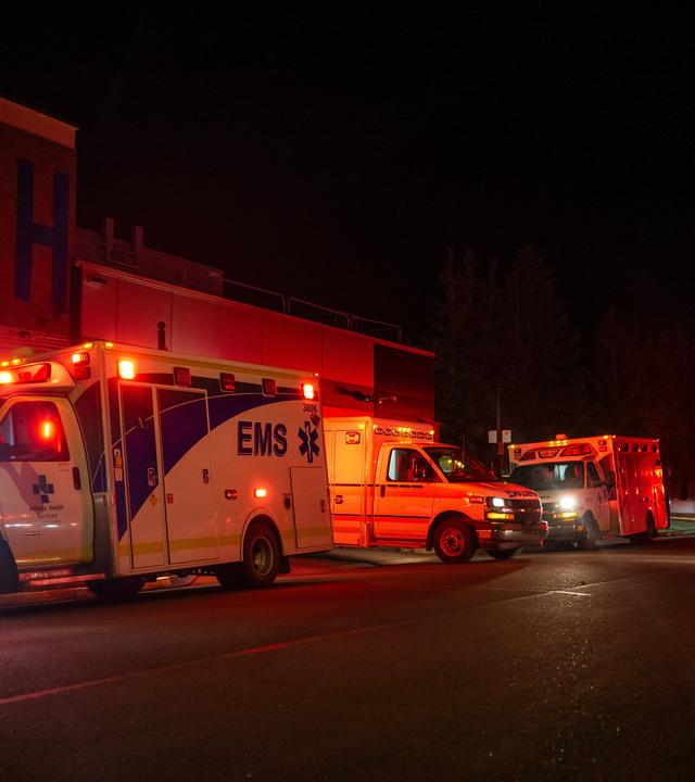 18.10.2026, Kanada, Wainwright: Rettungskräfte und Militärangehörige versammeln sich im Wainwright Health Centre, wo verletzte Soldaten nach einem Brand auf dem Stützpunkt der kanadischen Streitkräfte bei von Wainwright, Alberta, versorgt werden.