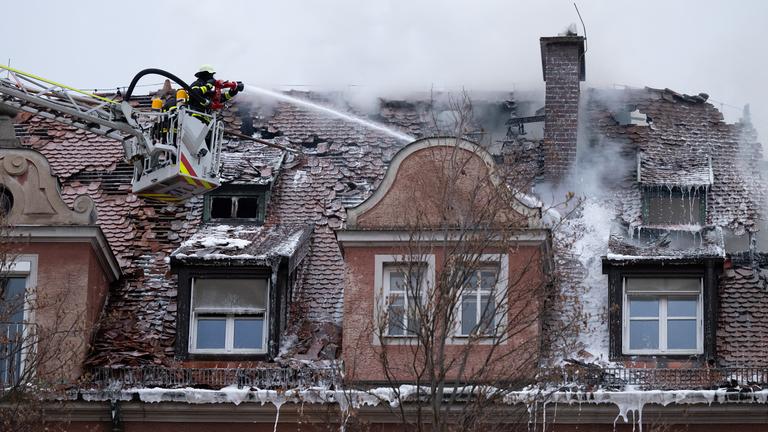 Feuerwehrleute löschen einen Brand in einem Altenheim in der Innenstadt von München