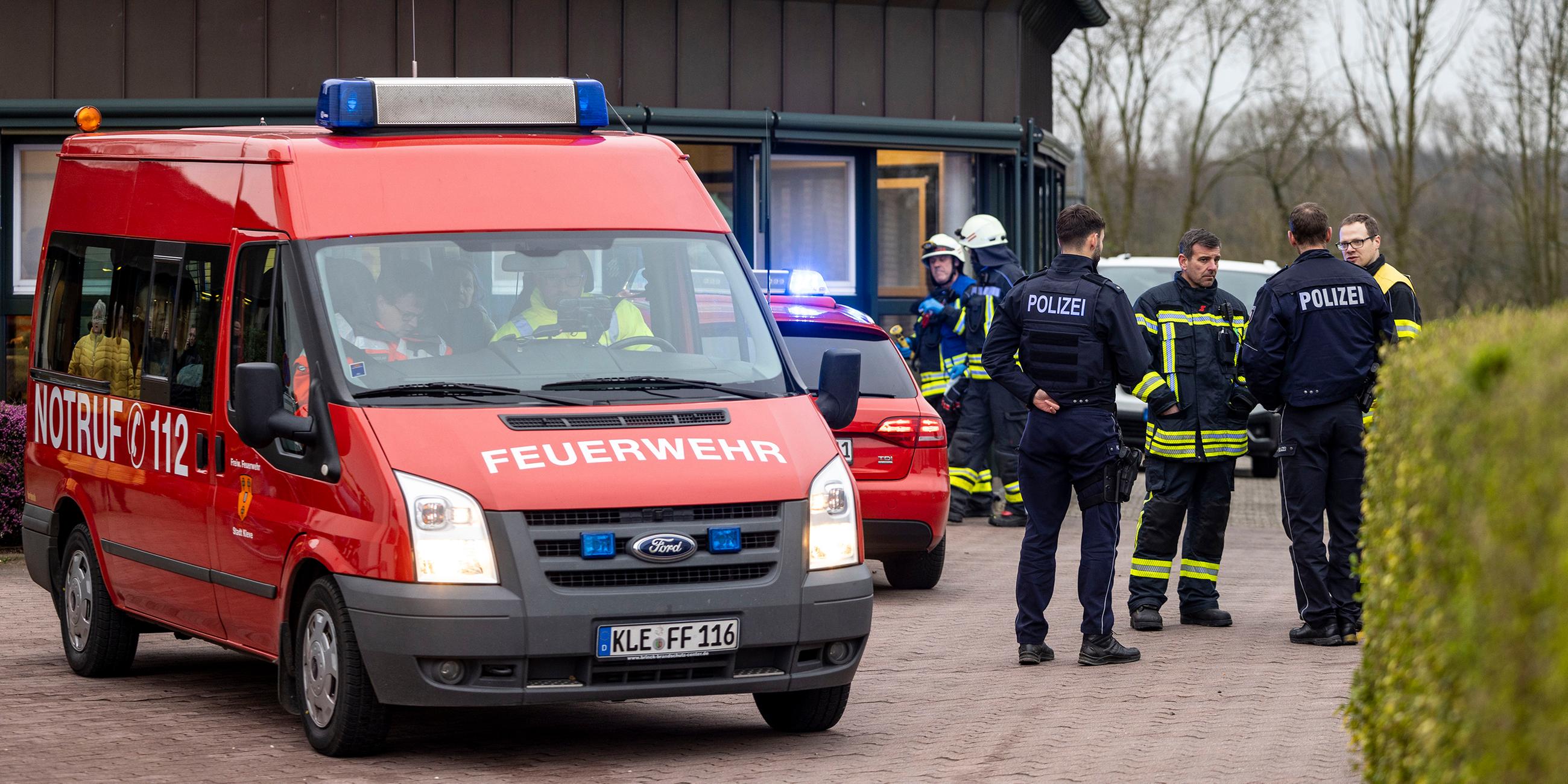 Polizei und Feuerwehr im Einsatz vor Seniorenheim