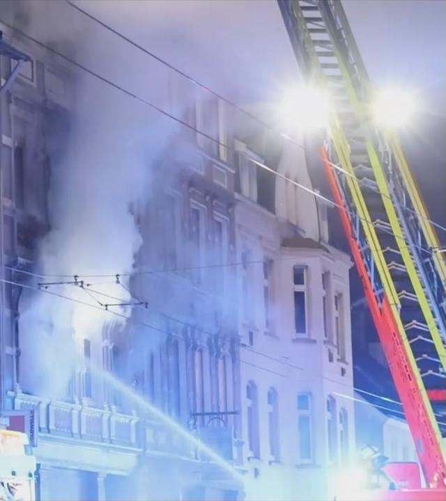 Feuerwehrauto vor brennendem Haus in Solingen.