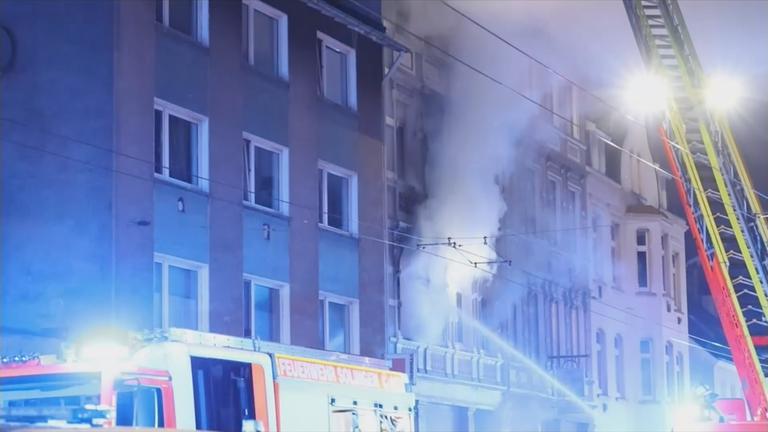 Feuerwehrauto vor brennendem Haus in Solingen.
