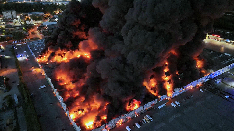 Brennendes Einkaufszentrum "Marywilska"