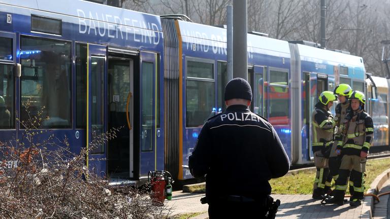 Einsatzkräfte von Polizei und Feuerwehr sind nach einem Brandanschlag in einer Straßenbahn im Einsatz, aufgenomen am 16.03.2025