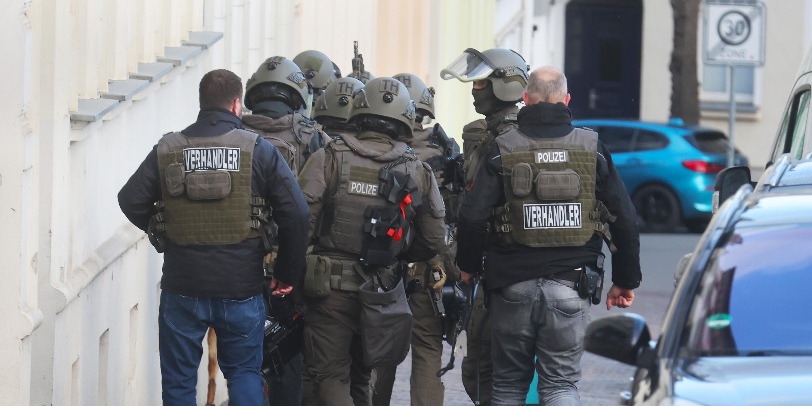 Thüringen, Gera: Polizisten eines Spezialeinsatzkommandos (SEK) sind in der Altstadt im Einsatz. 