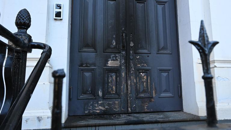  Blick auf die Schäden an der Außenfassade der East Melbourne Hebrew Congregation, nachdem die Tür der Synagoge am 05. Juli 2025 in Brand gesetzt wurde.