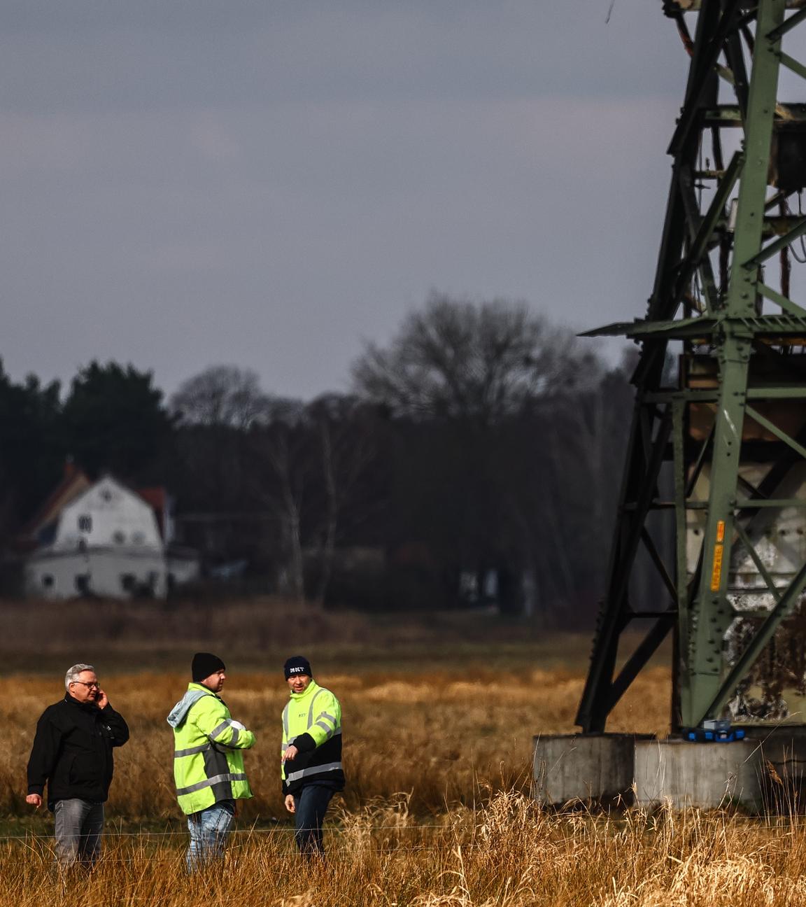 Polizisten um einen Strommasten in Brandenburg.