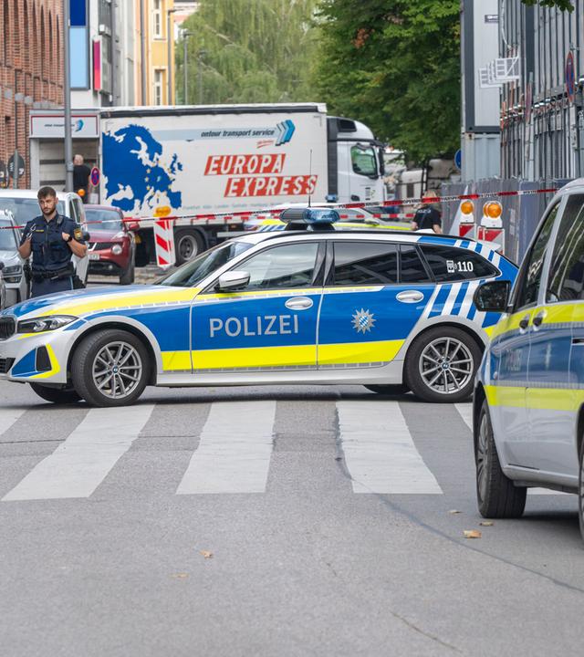 Polizeifahrzeuge riegeln unweit des Ostbahnhofs eine Straße ab.