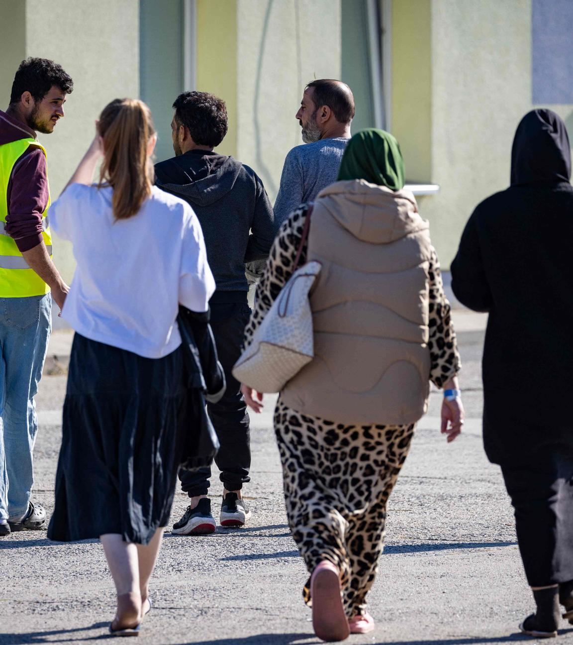 Brandenburg: Menschen vor Erstaufnahmeeinrichtung