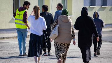 Brandenburg: Menschen vor Erstaufnahmeeinrichtung