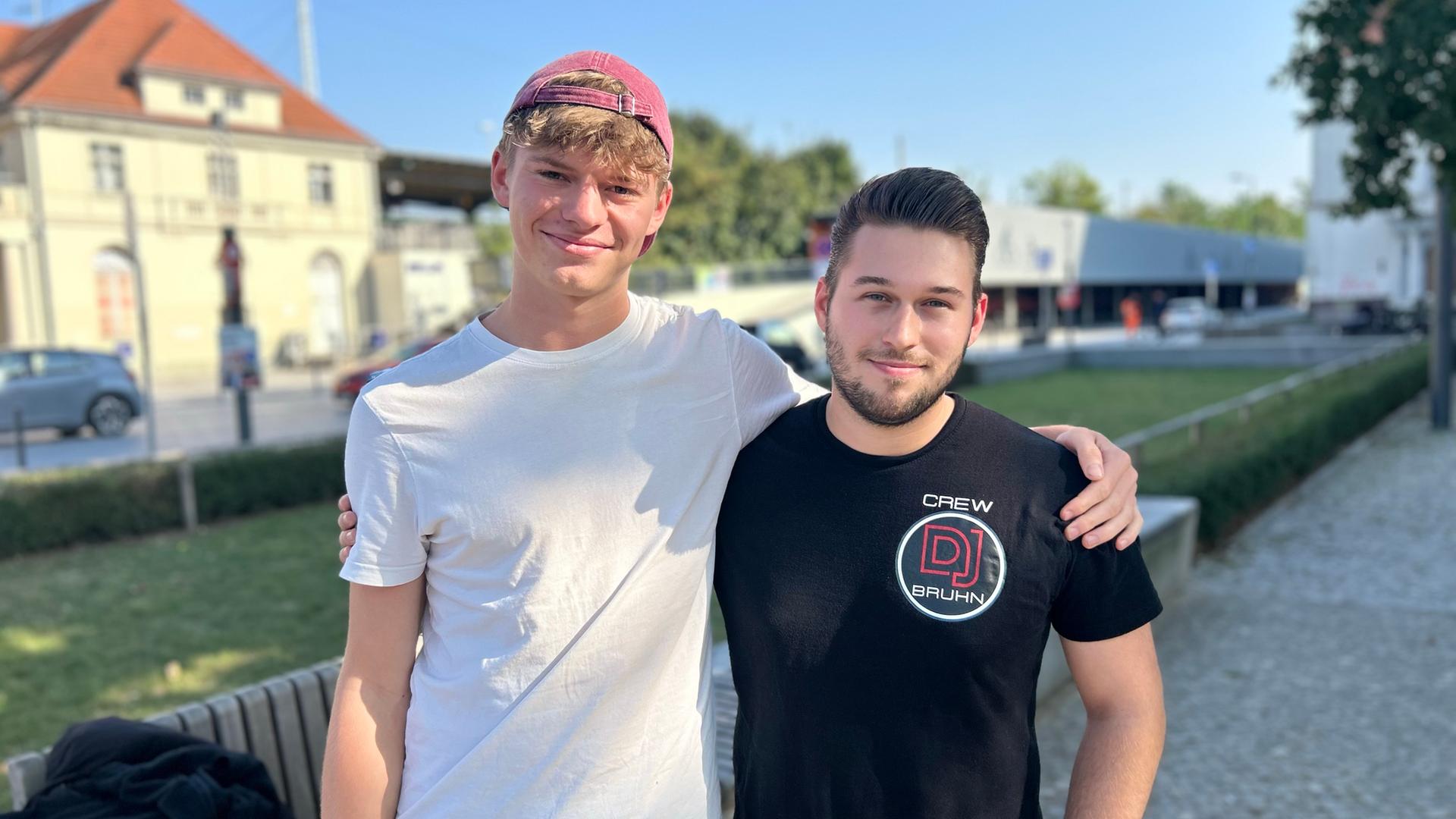 Azubis Samuel (l.) und Patrick