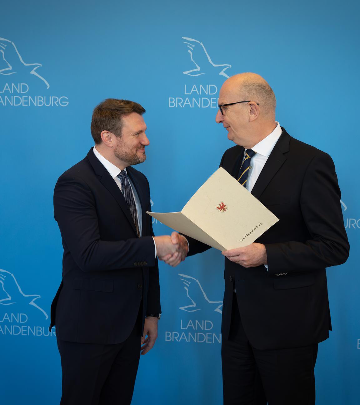 Dietmar Woidke (r, SPD), Ministerpräsident von Brandenburg, ernennt in der Staatskanzlei Daniel Keller (SPD) zum Brandenburger Minister für Finanzen.