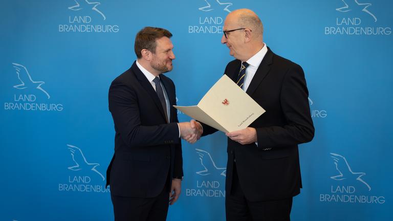 Dietmar Woidke (r, SPD), Ministerpräsident von Brandenburg, ernennt in der Staatskanzlei Daniel Keller (SPD) zum Brandenburger Minister für Finanzen.
