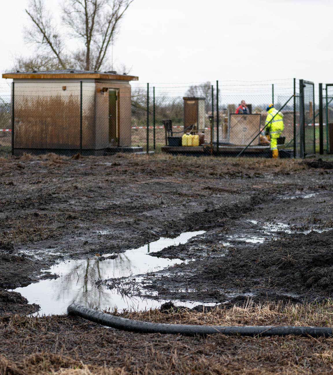 Blick auf das verunreinigte Gelände, nach einem Leck an einer PCK-Pipeline