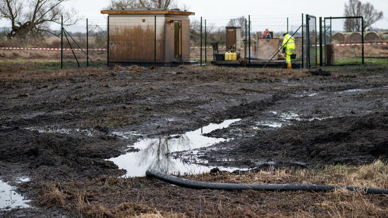Blick auf das verunreinigte Gelände, nach einem Leck an einer PCK-Pipeline