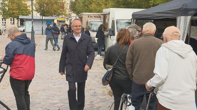 Bürgermeister Detlef Tabbert (BSW) geht über den Marktplatz von Templin