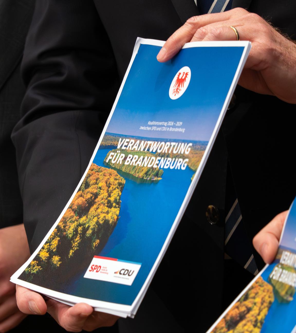 Ministerpräsident Woidke hält zur Vorstellung des Brandenburger Koalitionsvertrages eine Broschüre mit der Aufschrift "Verantwortung für Brandenburg - Koalitionsvertrag 2026 - 2029 zwischen SPD und CDU in Brandenburg" in den Händen.