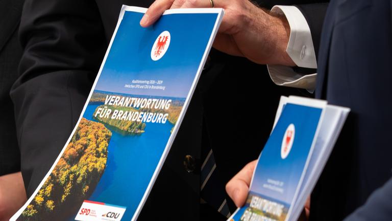 Ministerpräsident Woidke hält zur Vorstellung des Brandenburger Koalitionsvertrages eine Broschüre mit der Aufschrift "Verantwortung für Brandenburg - Koalitionsvertrag 2026 - 2029 zwischen SPD und CDU in Brandenburg" in den Händen.