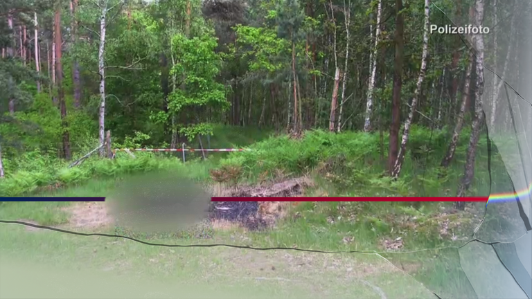 Foto aus der Polizeiakte zeigt abgesperrte Brandstelle im Wald. In der Mitte (technisch verfremdet) zwei verbrannte Leichen. Links daneben: Lichtschematische Darstellung eines Fingerabdrucks.